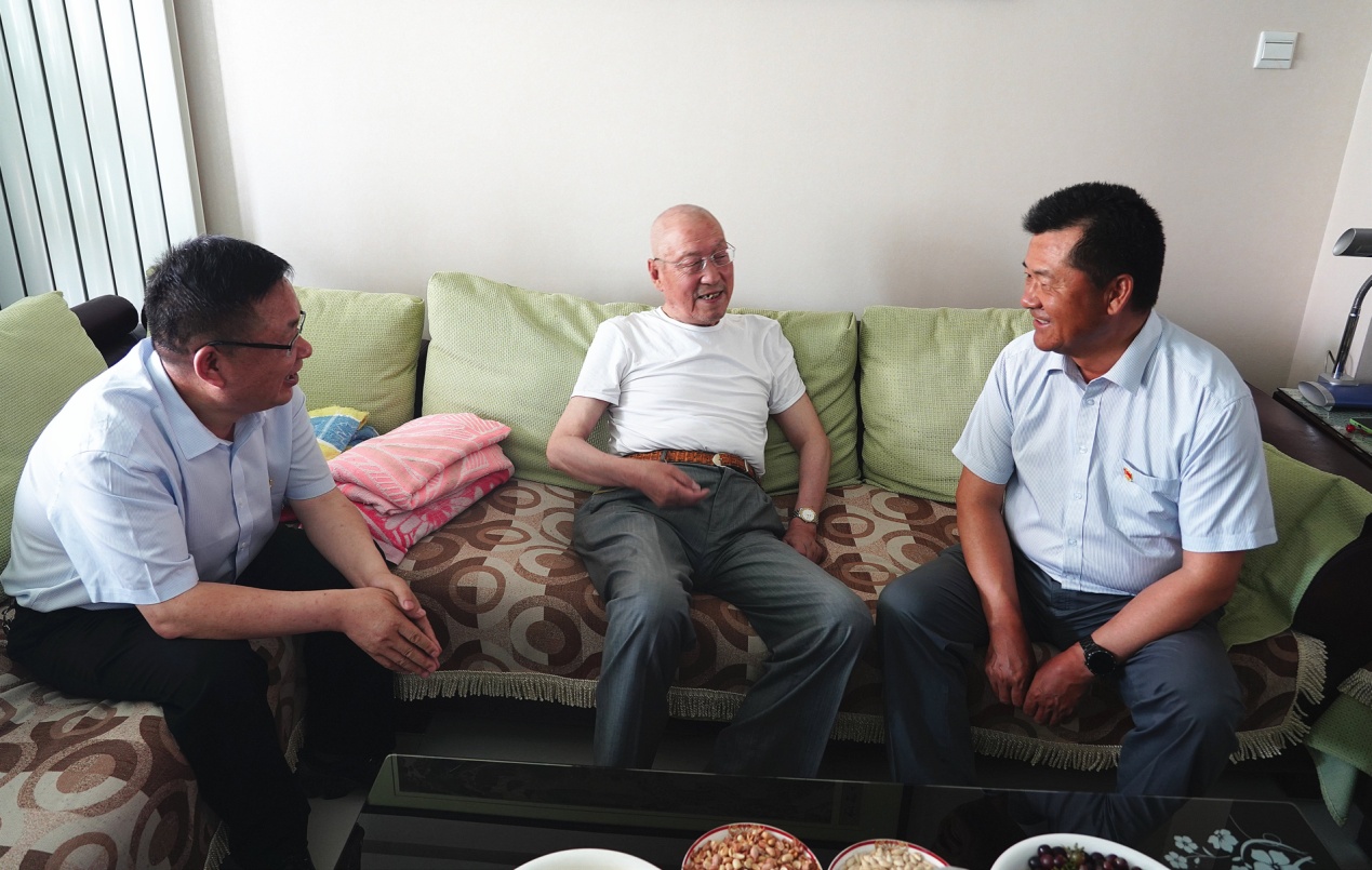 ����OG���˹ٷ����ŵ�ί��չ����һ���߷�ο���˶�