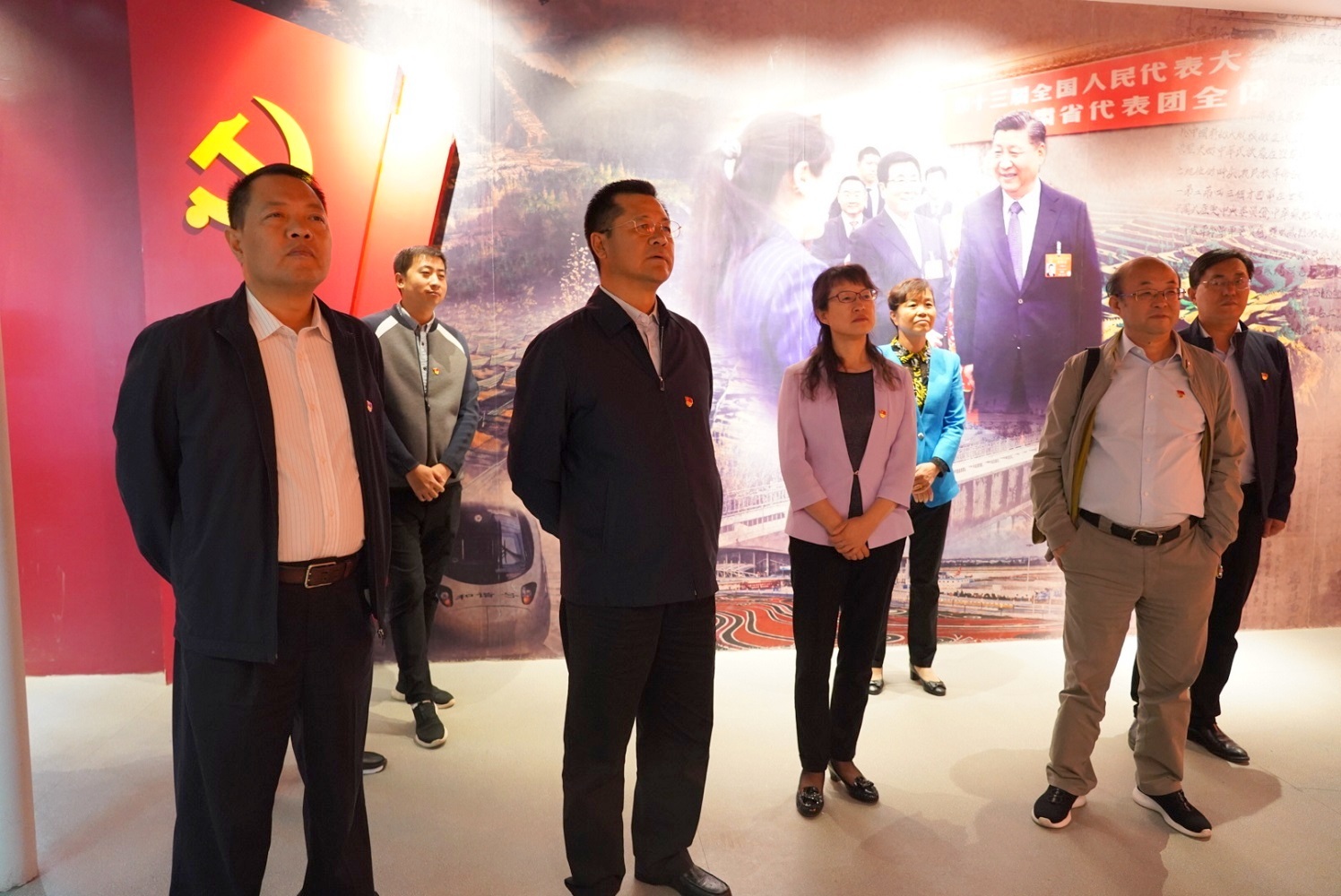 ���Ź�˾��չ���������ġ��м�ʹ�������⵳���˶� <br/> �� �������������������չ